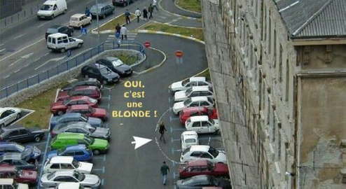 blondine-parkt-ein