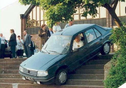 oma-faehrt-mit-auto-treppe-runter