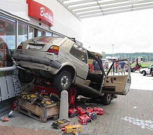 unfall-an-tankstelle